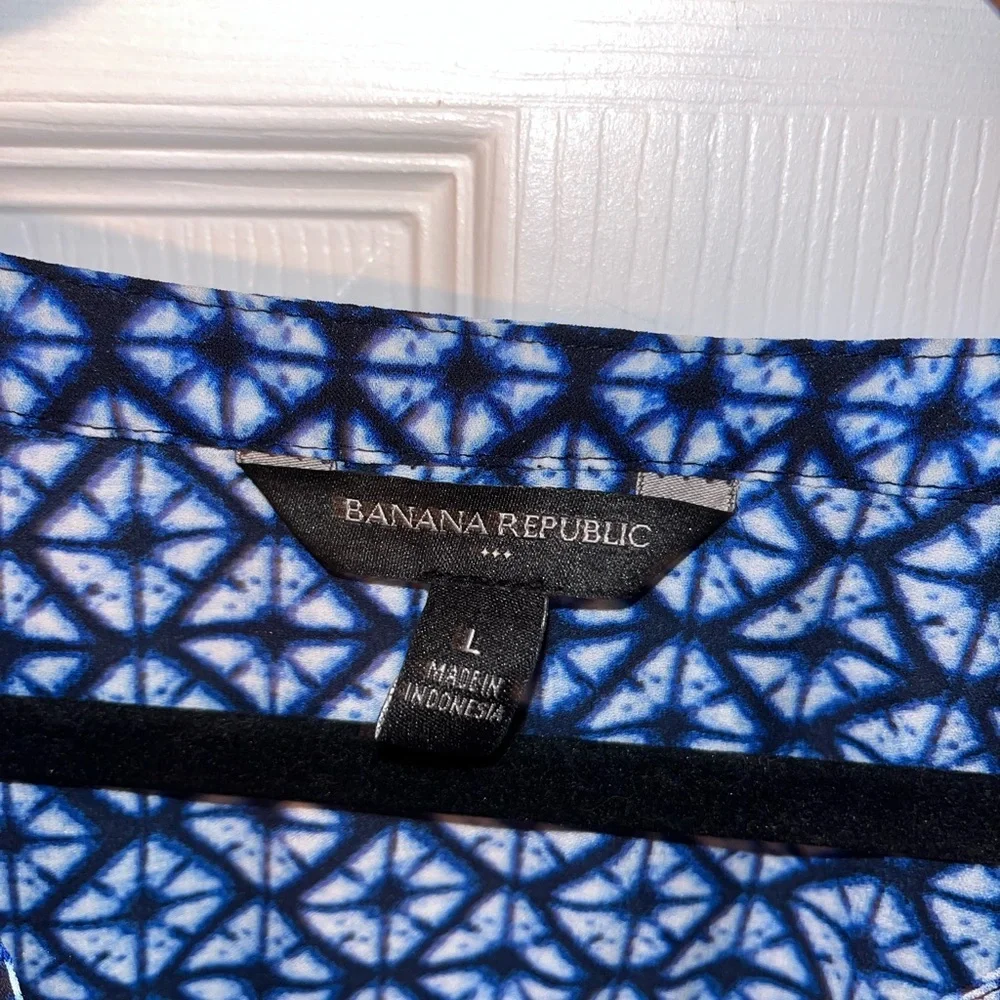 Banana Republic Blue and White Short Sleeve Patterned Blouse Large - Picture 2 of 4
